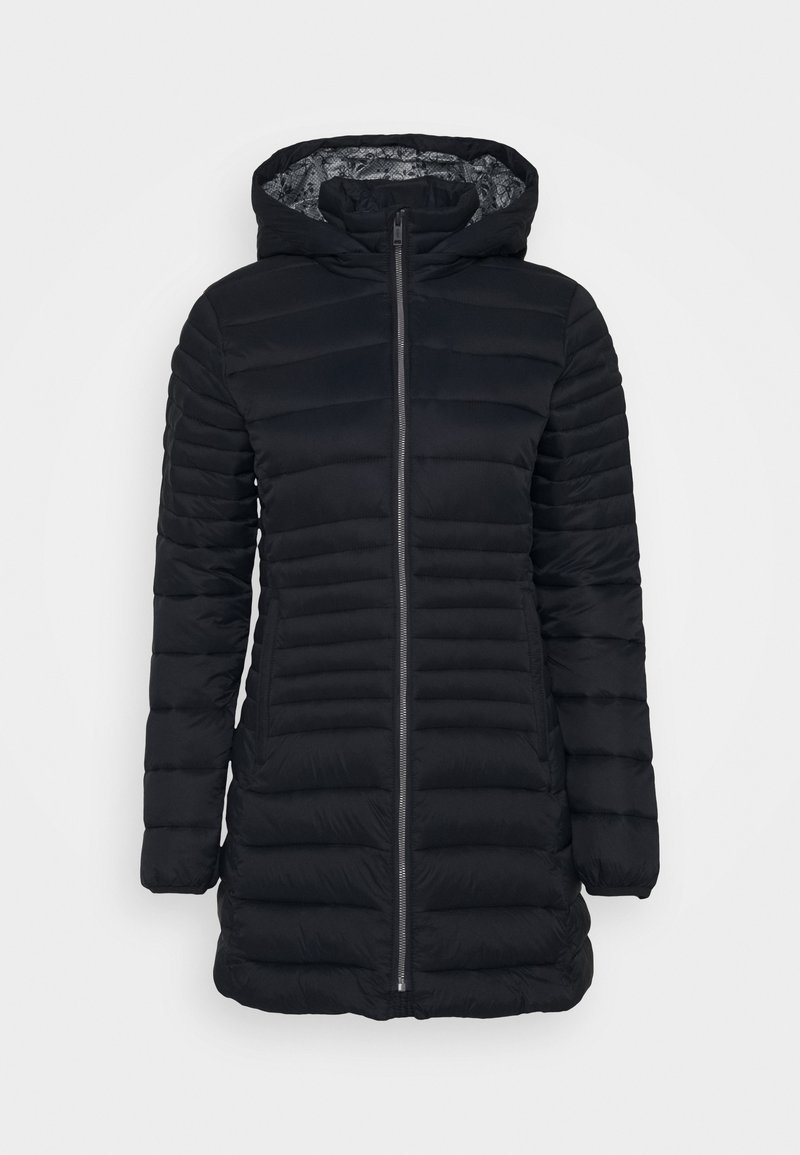 Sort pufferjakke med hætte, som har en frontlynlås og horisontal quiltet design. Indvendigt har den et mønstret foer.