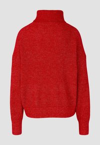 Czerwony sweter dziany z wysokim kołnierzem, charakteryzujący się fakturowaną tkaniną i opuszczonymi ramionami. Prążkowany dół i mankiety dodają mu struktury.