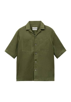 Camicia a maniche corte verde oliva in lino, con due tasche sul petto, chiusura con bottoni e colletto classico.