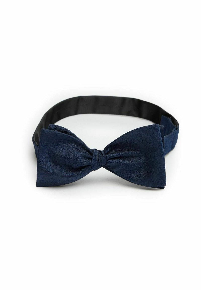 Marinblå fluga i texturerat tyg med en knut i mitten och ett justerbart svart band för anpassning.