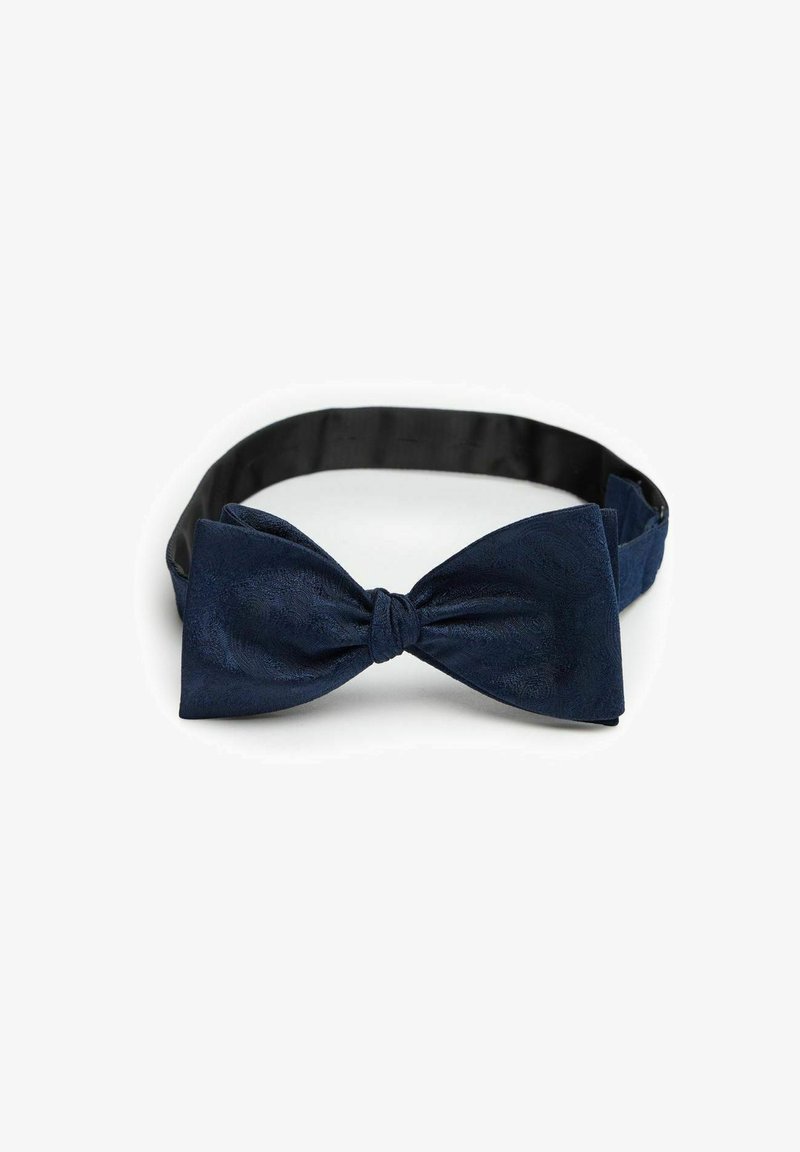 Marinblå fluga i texturerat tyg med en knut i mitten och ett justerbart svart band för anpassning.