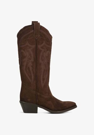 Bruine suède cowboylaars met decoratieve stiksel, een puntige neus en een lage schuine hak.