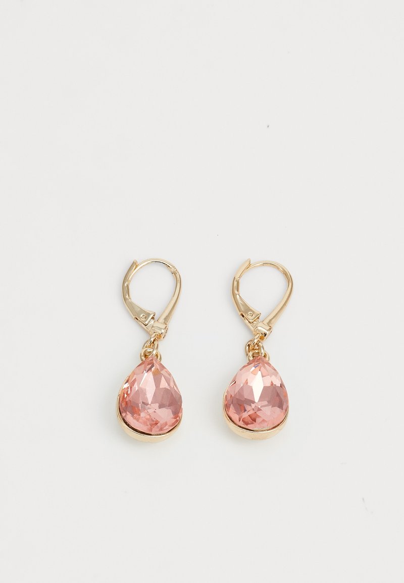 Boucles d’oreilles en or à fermoir lever-back avec des pierres précieuses roses facettées en forme de goutte d’eau, placées en bas sur un fond blanc.