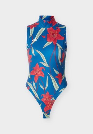 Body bleu sans manches avec col haut et fermeture éclair à l'avant, arborant un imprimé floral de grandes fleurs rouges et de feuilles vertes.