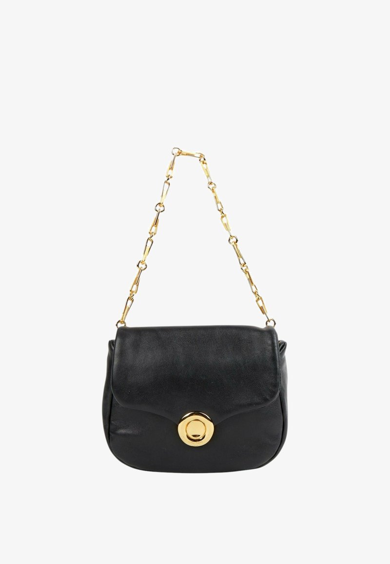 Sac à main en cuir noir avec rabat arrondi, fermoir circulaire doré et bandoulière chaîne dorée avec maillons allongés.