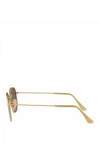 Occhiali da sole con montatura dorata, lenti ovali e bracci sottili. Lenti oscurate e un design elegante e minimale. Accenti testurizzati vicino agli snodi.