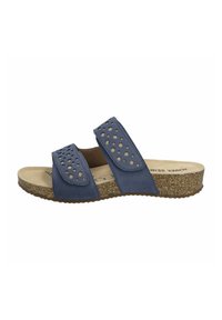 Blauwe sandaal met twee brede banden, geperforeerde details, kurken tussenzool en een getextureerde rubberen loopzool voor grip. Plat ontwerp met open teen.