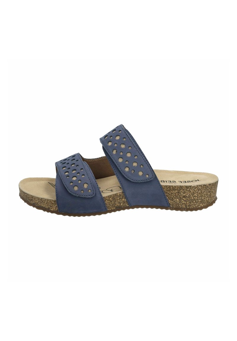 Blauwe sandaal met twee brede banden, geperforeerde details, kurken tussenzool en een getextureerde rubberen loopzool voor grip. Plat ontwerp met open teen.
