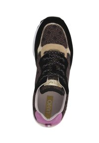 Sneaker neri e marroni con tomaia a motivo, dettagli dorati, suede beige, linguetta rosa sul tallone e lacci neri su una suola bianca.