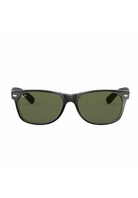 Occhiali da sole in plastica con montatura nera, lenti verdi, forma rettangolare e inserzioni argentate sulle astine. Presentano dettagli di design minimalisti.