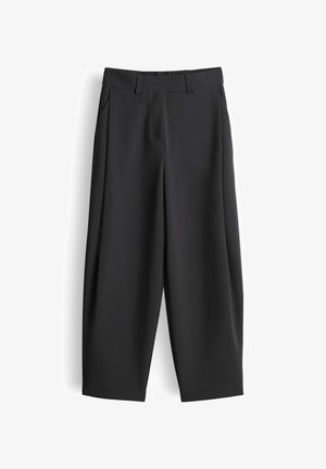 Schwarze, verkürzte Hosen mit weitem Bein, Gürtelschlaufen und Seitentaschen, vor weißem Hintergrund dargestellt.