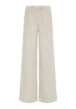 Pantalon beige à jambes larges avec de fines rayures verticales noires et une taille élastique ornée d'un cordon de serrage noué à l'avant.