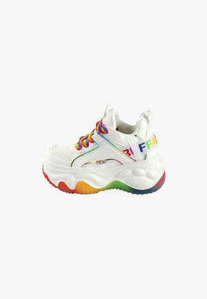 Masyvné biele tenisky s viacfarebnými dúhovými šnúrkami, textúrovaným zvrškom a gradientovou podrážkou prechádzajúcou z červenej do zelenej.