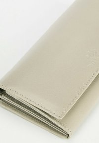 Portafoglio in pelle grigia chiara con texture liscia, design piegato, cuciture minimaliste e dettaglio del logo impresso sulla superficie.