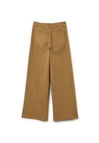 Pantalones de mezclilla de pernera ancha en color marrón, con una cintura alta, dos bolsillos traseros y una textura suave.