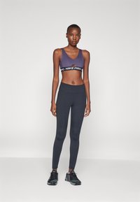 Nike Performance INDY PLUNGE BRA - Sujetadores deportivos con sujeción media - dark raisin
