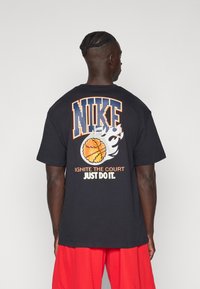 Nike Performance TEE PHOTO - T-shirt print - black