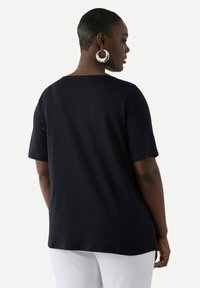 Ulla Popken RHINESTONE NECKLINE SHORT SLEEVE - Triko s potiskem - navy blue