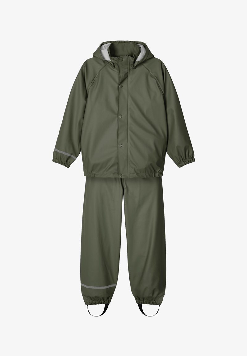 Imperméable vert olive avec capuche et poignets élastiques, associé à un pantalon assorti doté d'une taille élastique et de poignets au bas élastiques. Accents réfléchissants.