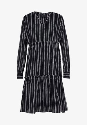Langærmet kjole med V-udskæring, prydet med sort-hvide lodrette striber og en lagdelt kant. Taljen er smalnet for at give form.