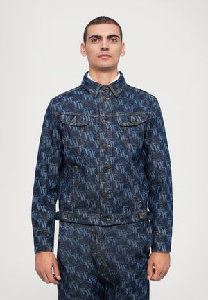 Jeansjack met een donkerblauw patroon, twee borstzakken en een klassieke kraag. Metalen knopen en stiksels zorgen voor detail.