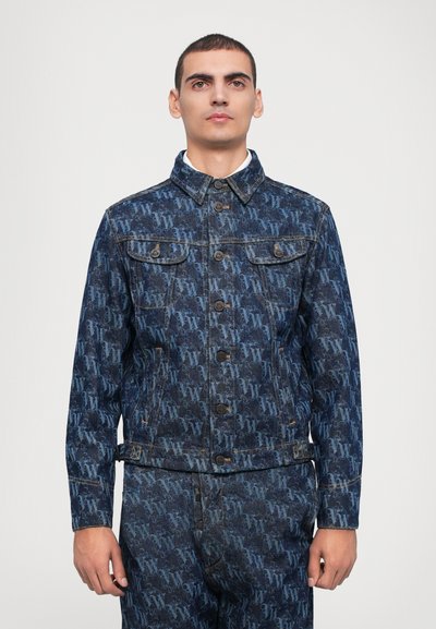 Jeansjack met een donkerblauw patroon, twee borstzakken en een klassieke kraag. Metalen knopen en stiksels zorgen voor detail.