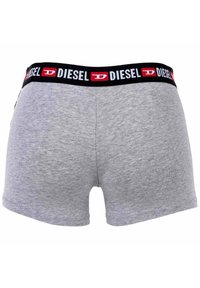 Graue Baumwollboxershorts mit schwarzem Bund, auf dem das rote "DIESEL"-Logo prangt. Glatte Textur und taillierte Passform. Keine weiteren Muster erkennbar.