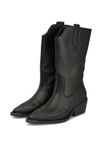 Botas de vaquero de cuero negro con punteras puntiagudas y costuras decorativas, de altura media a la pantorrilla, y un tacón bajo en bloque. Presentan lengüetas para facilitar su uso.