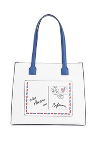 Vit tote-väska med blå handtag, prydd med en postkortdesign med röd och blå kant, handskriven text och illustrationer av frimärken.