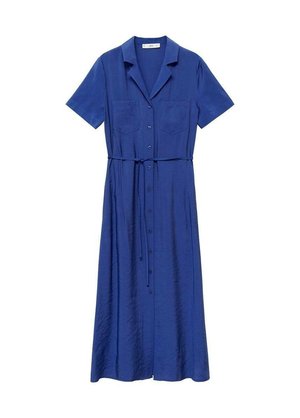 Rochie scurtă, cu mânecă scurtă, de culoare albastră, cu închidere prin butoane pe față, două buzunare la piept, talie brăzdată și fustă fluidă. Material neted, cu un ușor luciu.