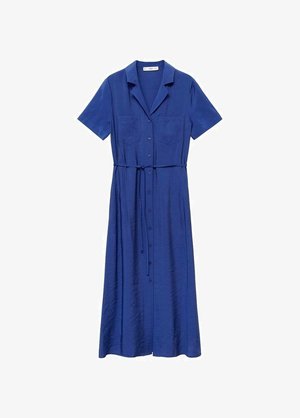 Rochie scurtă, cu mânecă scurtă, de culoare albastră, cu închidere prin butoane pe față, două buzunare la piept, talie brăzdată și fustă fluidă. Material neted, cu un ușor luciu.