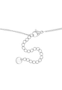 Collana in argento con chiusura a morsetto, caratterizzata da piccole catene di link e un tag rotondo con testo inciso. Finitura metallica liscia.