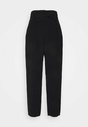 Pantalon noir taille haute et fuselé avec des plis et une ceinture en tissu nouée en nœud à la taille.