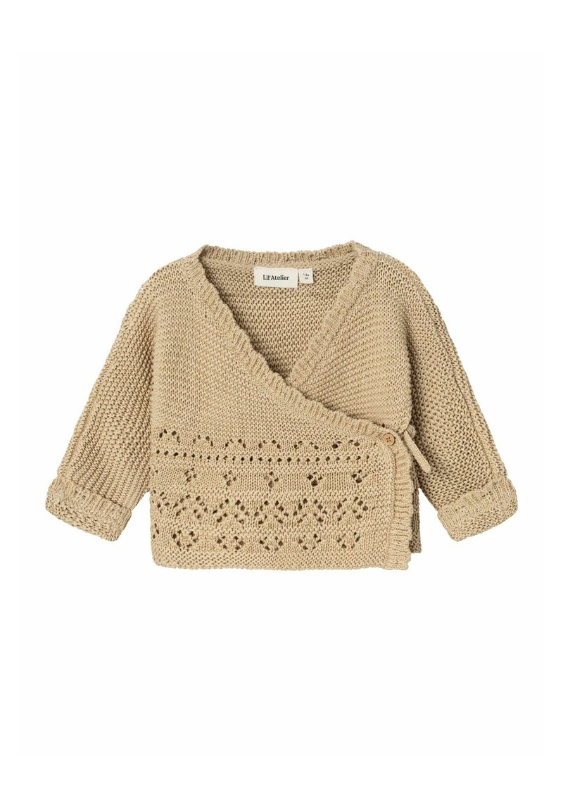 Cardigan avvolgente lavorato a maglia beige con maniche lunghe, caratterizzato da un motivo testurizzato e chiusura con bottoni decorativi. Materiale morbido e leggero.