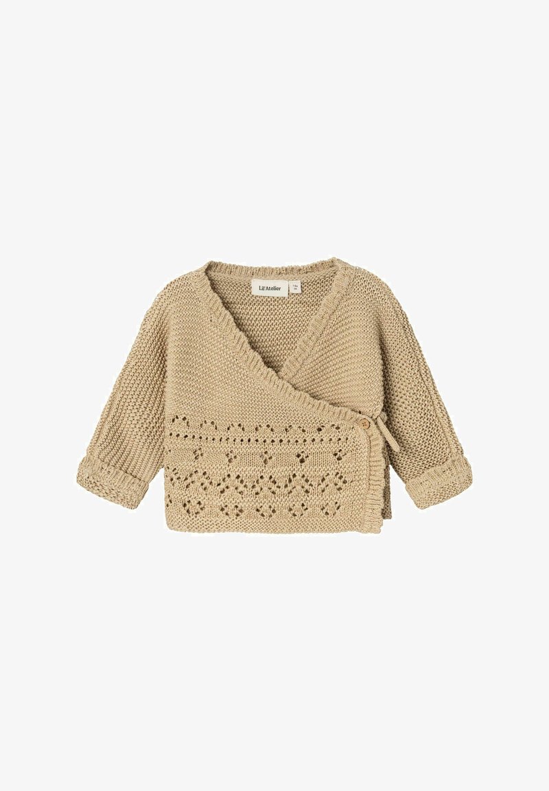Cardigan avvolgente lavorato a maglia beige con maniche lunghe, caratterizzato da un motivo testurizzato e chiusura con bottoni decorativi. Materiale morbido e leggero.