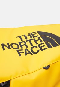 The North Face BASE CAMP ROLLING THUNDER 28 UNISEX - Trolley - summit gold/black