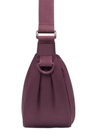 Parte superiore di una borsa pouch con una larga tracolla regolabile di colore viola; tessuto morbido; base arrotondata; presenta un accento ad anello sul retro.