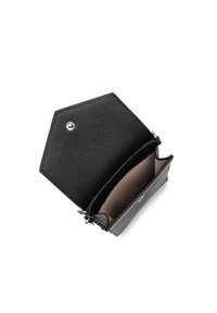 Portafoglio in pelle nera a forma esagonale, con un esterno testurizzato, chiusura a scatto e un interno marrone liscio con slot per carte.