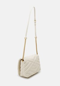 Borsa a tracolla bianca trapuntata con catena e dettagli in pelle. Presenta un motivo geometrico all'esterno e una chiusura a soffietto.