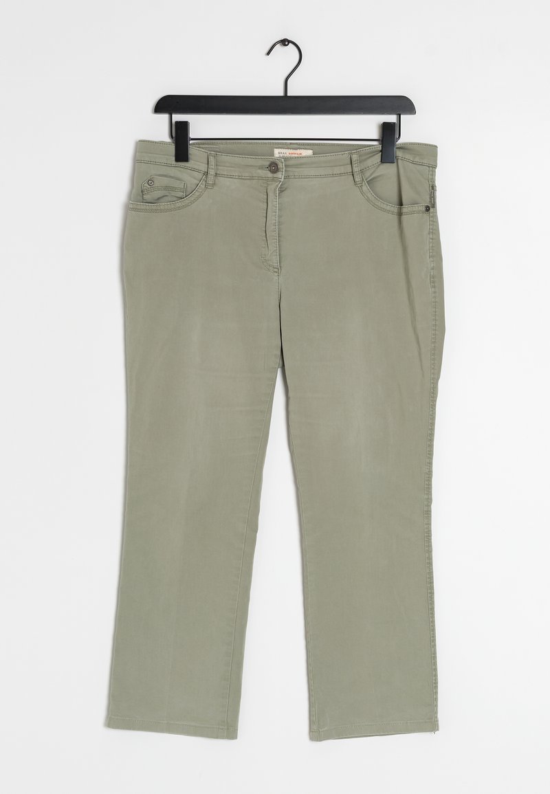 Pantalones de algodón verde oliva con diseño de pierna recta, que cuentan con bolsillos frontales, cremallera y cierre de botón metálico. Cuelga de un gancho negro.