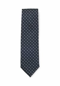 Donkerblauwe stropdas met een herhalend patroon van kleine witte en lichtblauwe geometrische vormen, plat gelegd op een witte achtergrond.