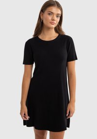 Schwarzes geripptes Kleid mit kurzen Ärmeln, rundem Ausschnitt und ausgestelltem Saum. Glatte Textur und taillierte Silhouette. Keine sichtbaren Muster oder Beschläge.