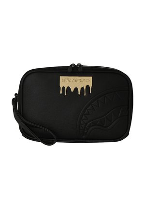 Borsa da polso rettangolare nera con design a bocca di squalo in rilievo e targhetta logo del marchio dorata gocciolante con la scritta "Sprayground."