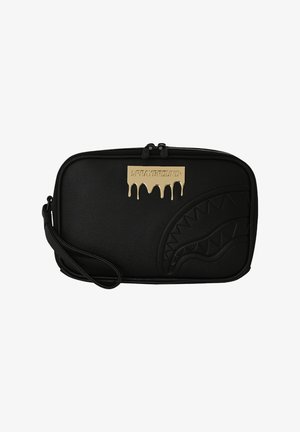 Zwarte rechthoekige polstas met ingebed haaienmondontwerp en goudkleurige druppelende merklogo-plaat met het label "Sprayground."