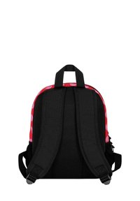 Mochila roja y negra con correas de malla acolchadas negras, que presenta un patrón de lunares rojos en la parte superior y un asa de transporte en la parte superior.