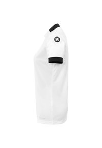 Polo-Shirt mit kurzen Ärmeln in Weiß mit schwarzem Kragen und Ärmelsäumen. Mit Logo auf der linken Schulter und feuchtigkeitsableitendem Material.