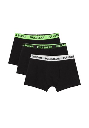 Trzy czarne bokserki z brandowanymi elastycznymi pasami w białym i dwóch odcieniach zieleni, ułożone w stos z widocznymi przednimi panelami.