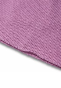 Tessuto in maglia rosa con una consistenza morbida, caratterizzato da un bordo ripiegato e un motivo uniforme su tutta la superficie. Adatto per capi d'abbigliamento o accessori.