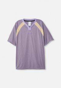 Maglietta viola a maniche corte con scollo a V e dettagli in mesh di una tonalità più chiara. Logo FENTY ricamato sulla parte anteriore.