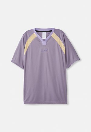 Violet īsām piedurknēm krekls ar V veida kaklu un acs akcentiem gaišākā tonī. FENTY logotips izšūts uz priekšpuses.
